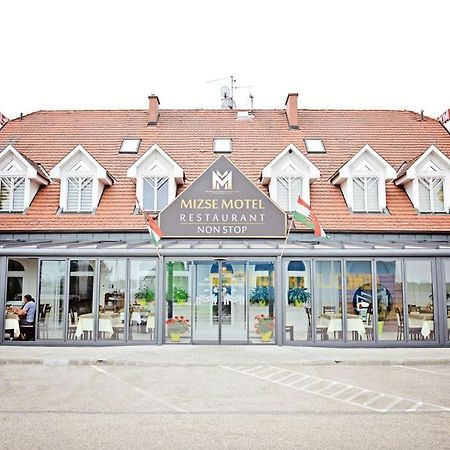 Mizse Motel Lajosmizse Exterior photo